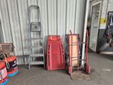 Il y a de nombreux types d'outils et de matériel différents dans ce garage.