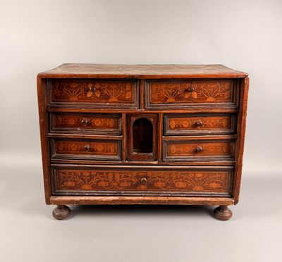 Petit cabinet en marqueterie à décor végétal stylisé, XVIIèm… - Photo 1