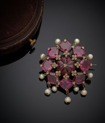 une photo d'une broche ornée de perles et de pierres roses
