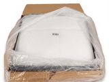 Emballage d'un ordinateur portable dans une boîte en carton sur fond blanc