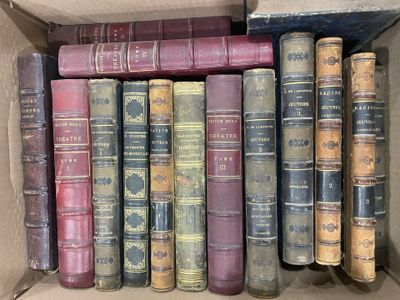 de nombreux livres anciens dans une boîte en carton posée sur l'étagère