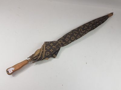un parapluie marron avec une inscription sur un fond blanc