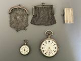 de nombreux modèles différents de sacs à main et de montres accrochés au mur