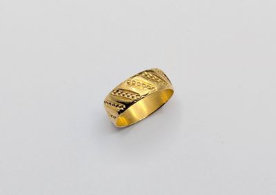 une bague en or ornée d'une croix