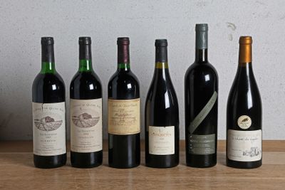 plusieurs bouteilles de vin sont alignées sur une table en bois