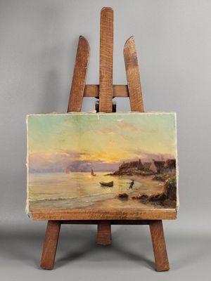 une peinture à l'huile représentant un bateau sur une plage, à côté d'un chevalet en bois