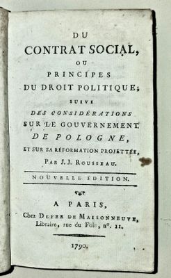 un vieux livre ouvert sur une table