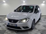 la voiture blanche est garée sur un sol en damier dans le garage