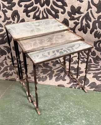 Suite de trois tables gigognes en fer forgé, plateaux miroir…