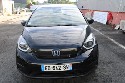 une Honda noire garée sur un parking