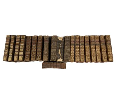 plusieurs vieux livres empilés sur une surface blanche