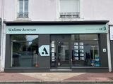 une devanture de magasin avec une enseigne sur le côté du bâtiment