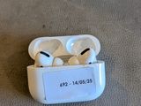 une paire d'AirPods posée par terre