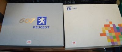 deux cartons empilés l'un sur l'autre dans une pièce