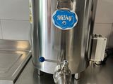 une machine posée sur le comptoir d'une cuisine
