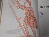 un livre sur lequel figure le dessin d'un homme tenant une épée