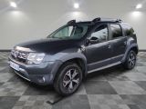 une photo d'un SUV gris garé dans un garage