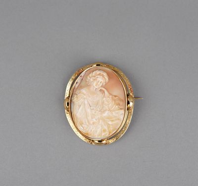 une broche en camée, en or et en coquillage, représentant une femme