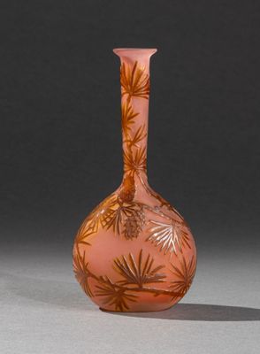 un vase en verre orné d'un motif posé sur une table