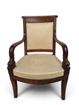 une chaise en bois avec une assise et des accoudoirs rembourrés de couleur beige