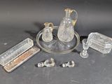 beaucoup d'objets en verre qui se trouvent sur la table