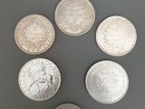 un gros plan sur cinq pièces différentes disposées en cercle