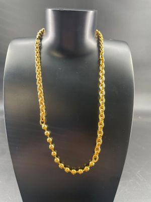 un collier à chaîne en or sur un présentoir à mannequin