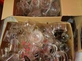 deux boîtes de verres à vin vides posées sur une table