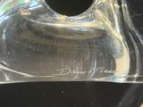 un vase en verre troué posé sur une table