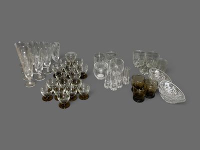 beaucoup de verres et une bouteille sur la table