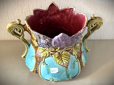 un vase posé sur une table dans la pièce