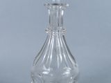 une bouteille en verre transparent munie d'un bouchon
