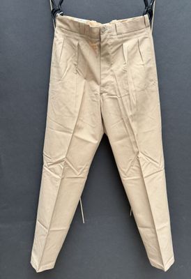 une photo d'un pantalon beige accroché au mur