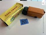 un petit camion jouet et une boîte posés sur une table