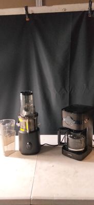 un blender et un mixeur posés sur un comptoir