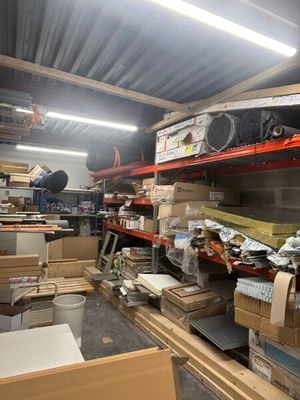 de nombreux cartons et boîtes sur les étagères de l'entrepôt