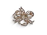 une broche antique en forme de nœud, sertie de diamants