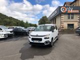 la petite camionnette blanche est garée devant un bâtiment