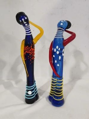 deux figurines d'un homme et d'une femme debout l'un à côté de l'autre