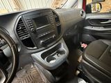 une photo d'une voiture à l'intérieur d'un bâtiment