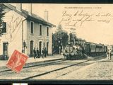 une vieille photo d'un train qui arrive sur les rails