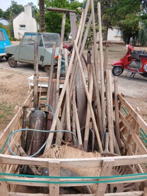 tout un tas d'outils rangés dans une caisse en bois