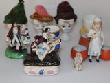 de nombreuses figurines posées sur une table