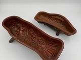 une paire de sabots en bois ornés de motifs sculptés