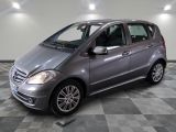 La Mercedes Classe B est garée sur un sol carrelé à damier
