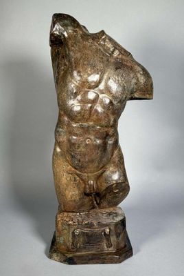 une statue en bronze représentant un homme de dos