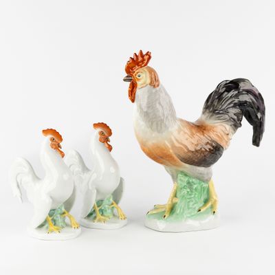 Herend, un coq et deux coqs, porcelaine polychrome peinte à …