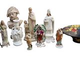 de nombreuses figurines disposées les unes à côté des autres
