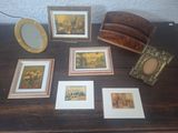une table sur laquelle se trouvent des photos et un miroir