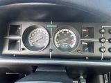 un gros plan du tableau de bord d'une voiture, avec le compteur de vitesse et les jauges